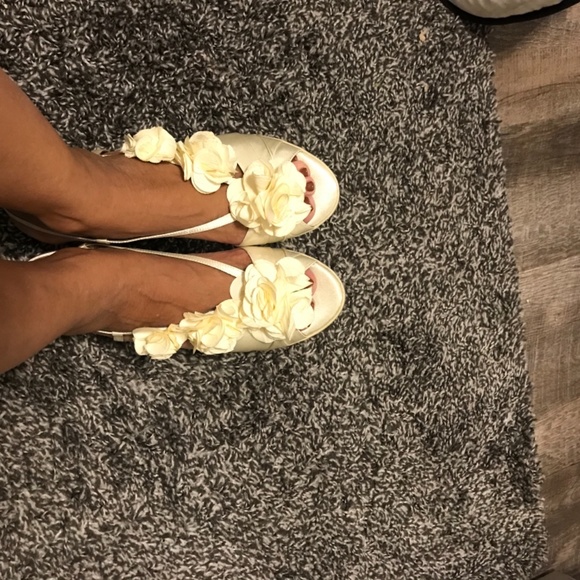 Pale yellow satin heels - Picture 10 of 12